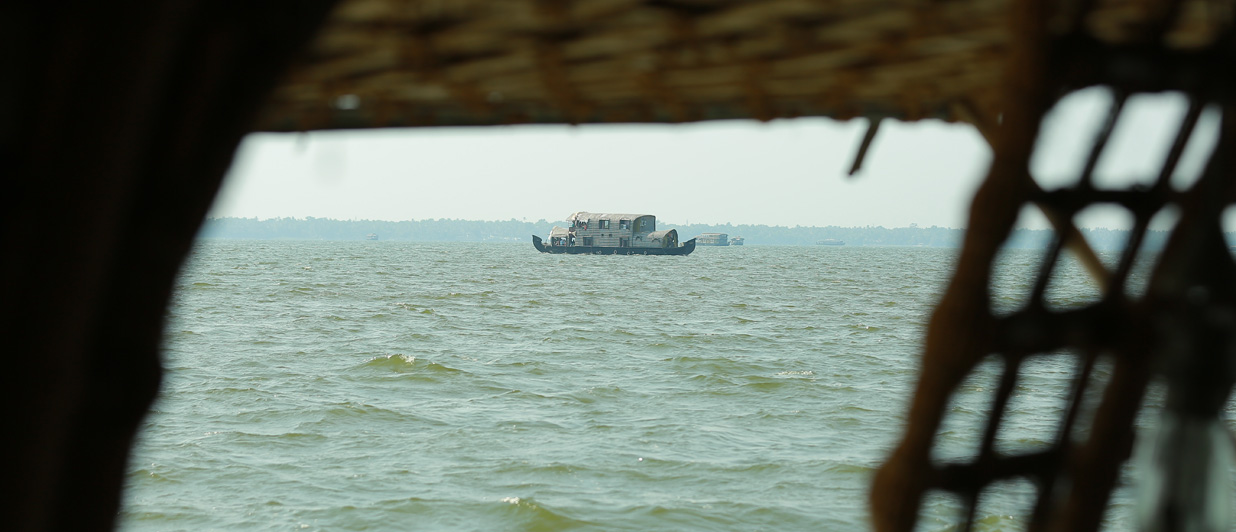 Stay in a houseboat